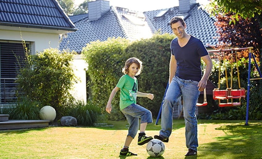 Unfallversicherung Erwachsene – Vater und Sohn spielen Fußball